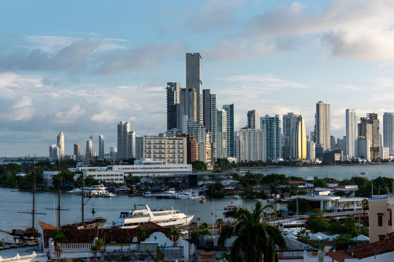 Paisaje-panoramico-con-cielo-azul-en-Bocagrande.-Cartagena-Bolivar-Colombia-768x512